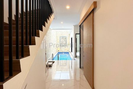Dijual Rumah Cantik dengan Kolam Renang di Mampang Dekat Siloam Hospital, Toll Gatot Subroto, SCBD, Warung Buncit, Kuningan, Rasuna Said Jaksel
