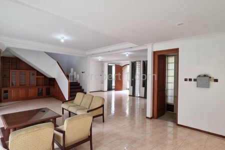 Dijual Rumah Bagus Strategis di Setraduta Bandung Barat