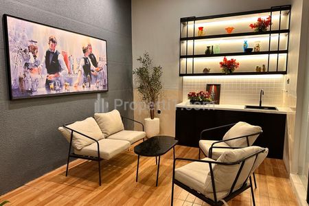 Jual Rumah SHM 2 Lantai Furnish Bagus di Pakuwon Indah Lariz Wood Dekat Mall Terbesar dan Komplek Mewah Surabaya