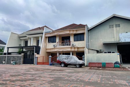 Disewakan Rumah 3 Kamar 2 Lantai Furnish Terawat di Klampis Semolo, Semolowaru, Surabaya Timur, Dekat MERR, Hokky Supermaket