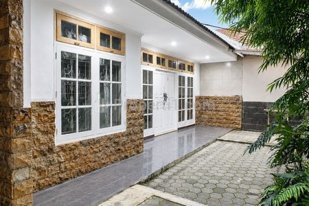 Rumah Disewakan di Kebayoran Baru Jakarta Selatan - 3+1 Kamar Tidur