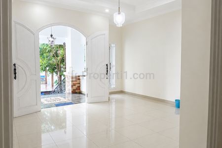 Rumah Disewakan di Tebet Timur Jakarta Selatan - 5+1 Kamar Tidur