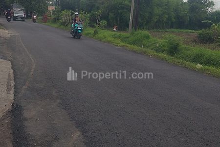 Posisi tanah dari jalan ke tanah (barat-timur) dan dari tanah ke jalan (timur-barat)
