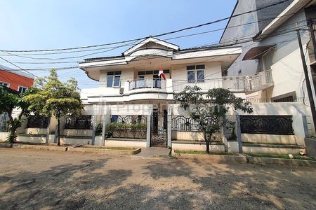 Dijual Rumah Hoek 2 Lantai Strategis Kota Harapan Indah Bekasi