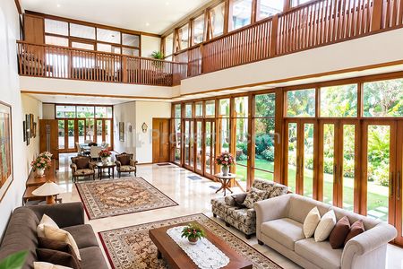 Jual Rumah Mewah Mainroad Dago Bandung dengan Halaman Samping yang Luas