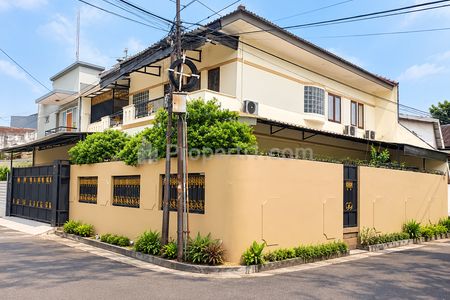 Dijual Rumah Furnish Siap Huni dalam Komplek di Kebon Jeruk Jakarta Barat
