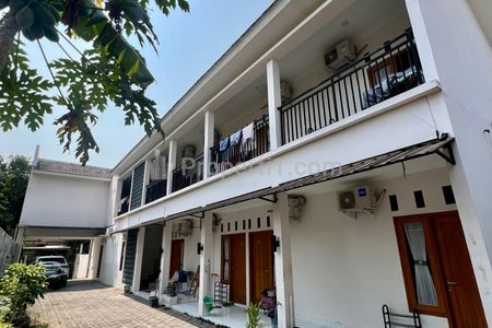 Dijual Murah Rumah Induk & Kost Eksklusif 13 Kamar Full Furnished Dekat UNRIYO, Universitas Sanatadarma, dan AMIKOM