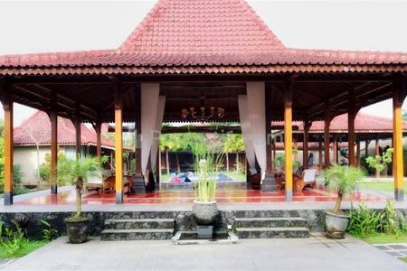 Dijual Villa Joglo Mewah Tanah Luas dengan Kolam Renang Hanya 5 Menit dari Kampus UII Terpadu