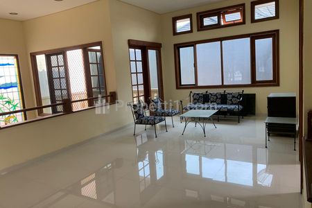 Sewa Rumah Sangat Terawat di Graha Family Blok B Surabaya