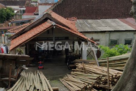 Jual Rumah Tua, Pinggir Jalan Raya di Basudewa, Semarang