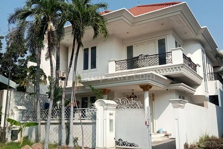 Disewakan Rumah Mewah Desain Klasik Graha Famili Blok P Wiyung Surabaya Barat