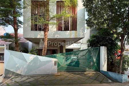Dijual Rumah 3 Lantai dengan Design Modern Industrial Siap Huni di Kemayoran Jakarta Pusat