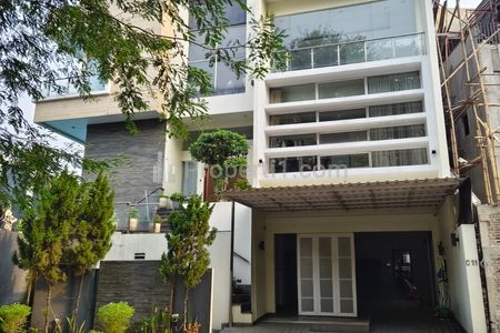 Dijual Rumah 3 Lantai di Taman Tirta Golf BSD