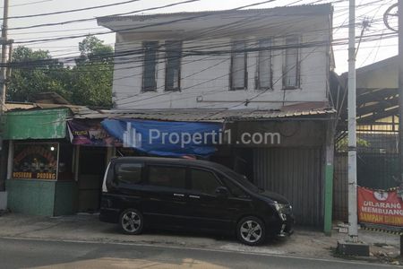 Dijual Rumah Tua + 3 Kios Lokasi Strategis 2 Lantai di Pinggir Jalan Raya Penggilingan Depan Jalan Sumarno Pengadilan Jakarta Timur Siap Huni