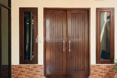 Pintu dari kayu asli
