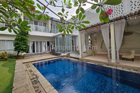 Dijual Rumah Mewah dengan Fasilitas Kolam Renang di Permata Hijau, Kebayoran Lama, Jakarta Selatan