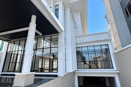 Dijual Gedung Bangunan Baru Jalan Utama di Otista Jakarta Timur