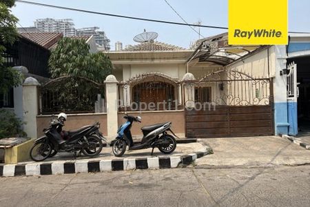 Dijual Rumah Aset Lelang Jalan Darmo Permai Selatan Surabaya Barat LT 193m2 SHM