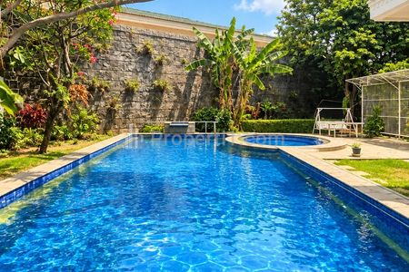 Jual Rumah Classic di Permata Hijau, Jakarta Selatan - Ada Kolam Renang, Taman Luas & Garasi Luas 14 Mobil