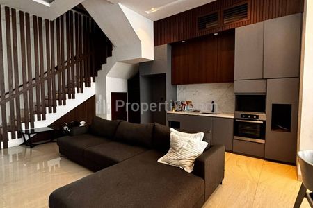 Jual Rumah dengan Swimming Pool di Jalan Sasak Kelapa Dua, Kebon Jeruk, Jakarta Barat