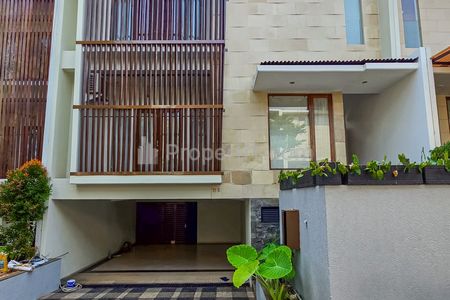 Dijual Rumah Siap Huni dan Terawat 3 Lantai Dalam Townhouse dengan Private Pool di Kemang, Jakarta Selatan