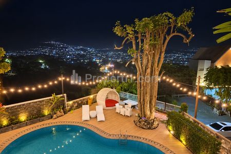 Dijual Villa Kolam Renang di Kota Batu Full Furnished Lokasi Panderman Hill