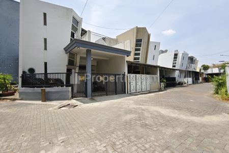 Dijual Rumah 2 Lantai SHM IMB On Hand Siap Huni Rumah Hook di Perumahan De Alamuda Residence Balas Klumprik Wiyung Surabaya