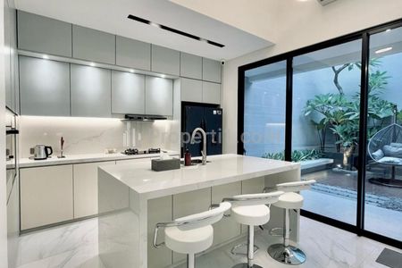 Dijual Rumah Graha Family Surabaya Barat - Full Furnished Modern Mewah - Desain Interior - Sanitary Grohe Kohler - Elektronik Lengkap AC, Tv, Kulkas